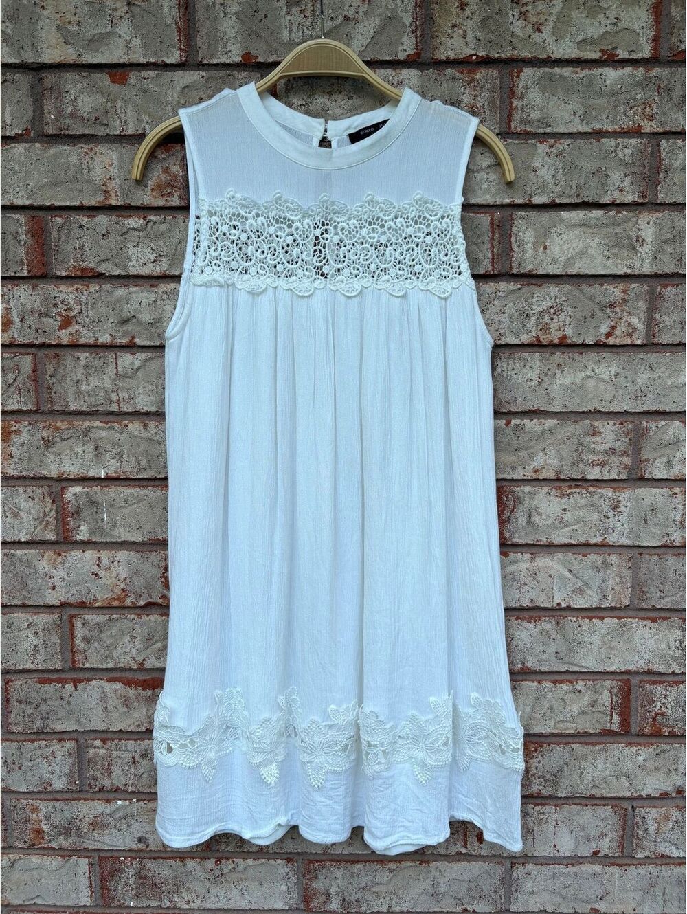 Romeo & Juliet Couture White Sleeveless Lace Dress Size M
